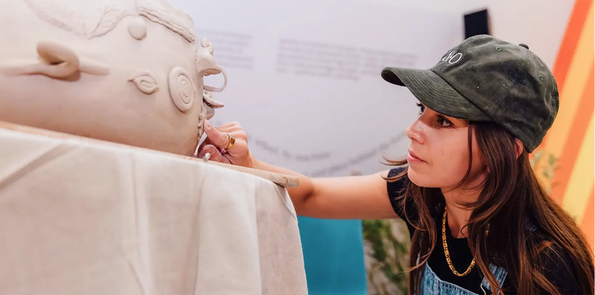 Artist sculpting clay at SCULPT event